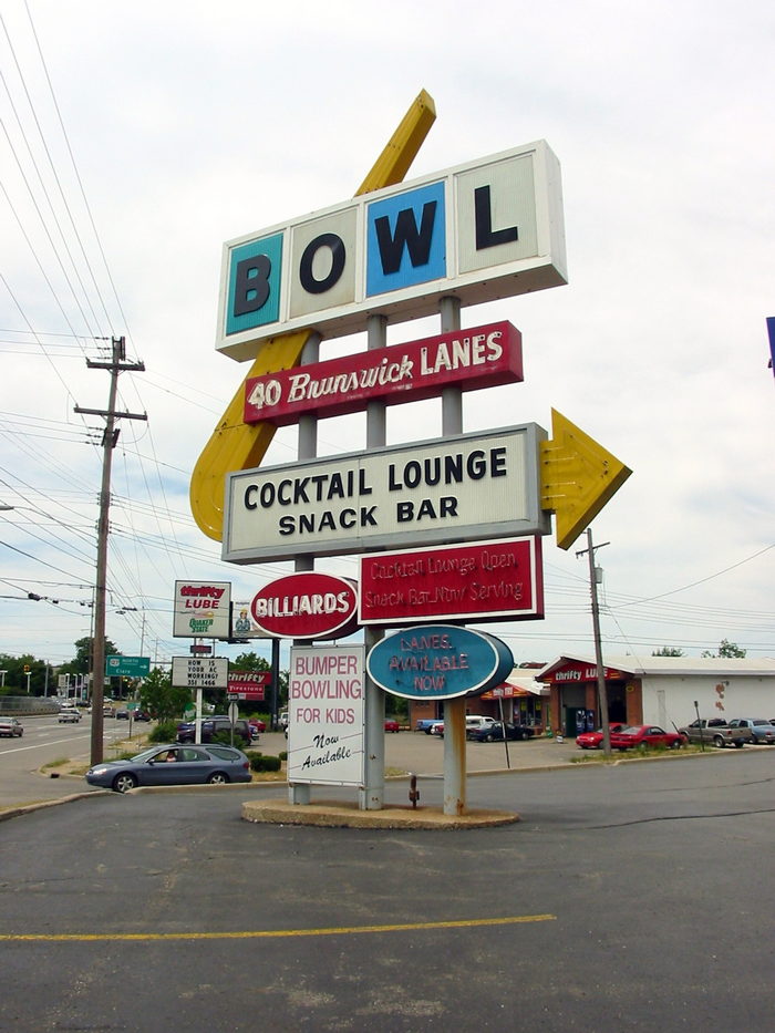 Spare Time Entertainment Center (Holiday Lanes) - 2002 Photo (newer photo)